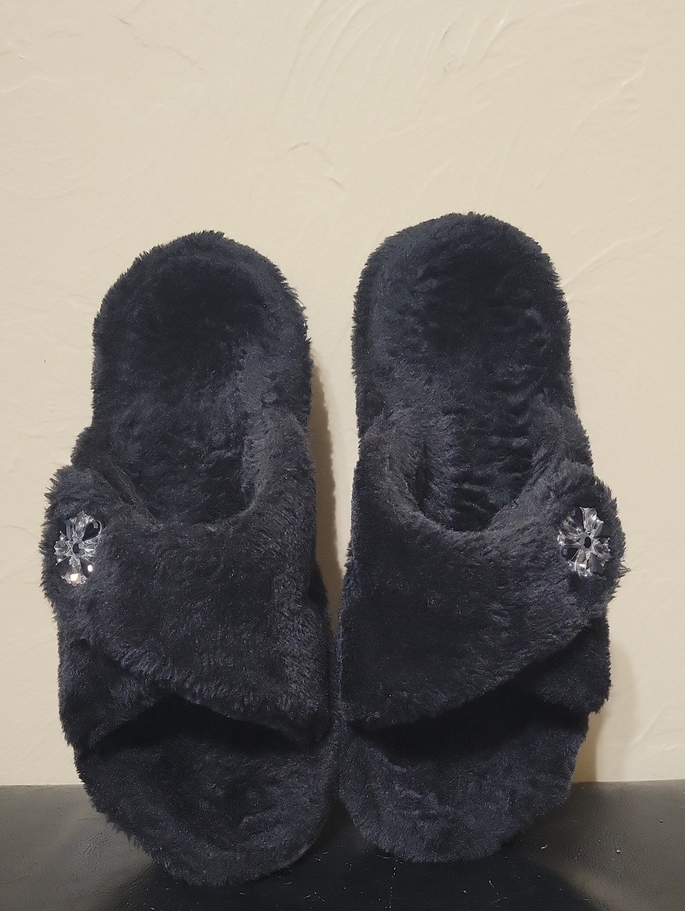Vionic Relax Lux Black Plush Slippers Size 7 - Picture 3 of 5